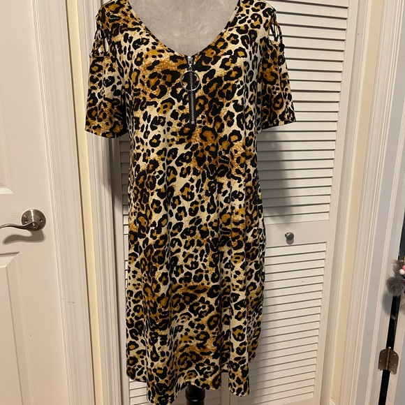 Vibe Sportswear Leopard Swing Dress Shoulder Cutouts and Front Zipper 1X - Picture 2 of 14